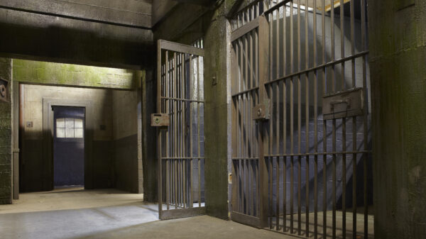 Probleemjongeren zwaaien met machetes recht voor de poort van gevangenis