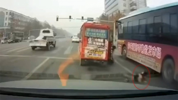 Peuter valt uit een rijdende bus en wordt nét niet overreden door stadsbus