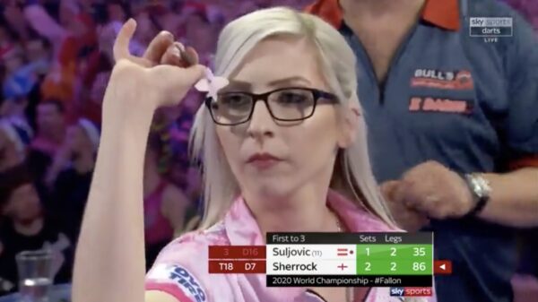Fallon Sherrock schrijft dartgeschiedenis door ook Mensur Suljović op het WK te verslaan!