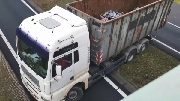 Vrachtwagenchauffeur besluit midden op de weg te keren en komt vast te zitten