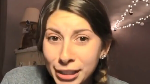 Dit grietje heeft overduidelijk geen tafelmanieren