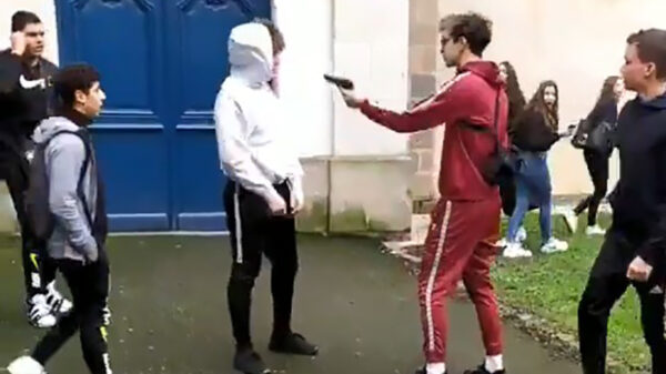 Triest trainingspakje trekt uit het niets een pistool als zijn vriend het gevecht verliest