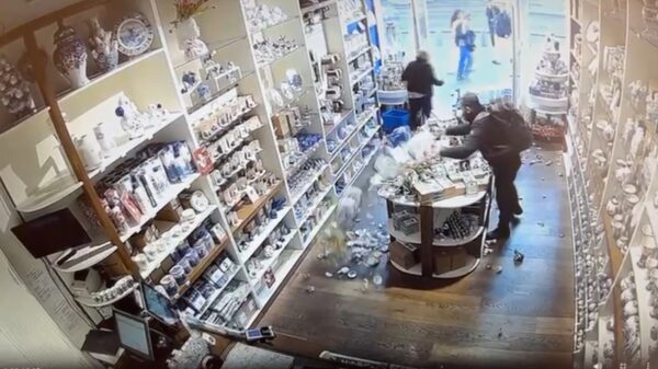 Nieuwe beelden van verwarde Albert Heijn-sloper opgedoken in Amsterdam