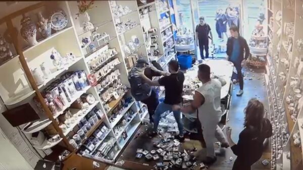 Nieuwe beelden van verwarde Albert Heijn-sloper opgedoken in Amsterdam