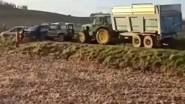 Pislinke boer sloopt geparkeerde auto's van jagers in het Franse Aouze