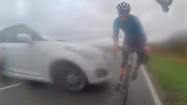 Close call du jour: Wielrenner kan ternauwernood slippende auto ontwijken