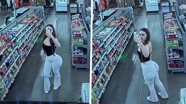 Beveiliger vermaakt zich prima dankzij jongedame die zichzelf bewondert