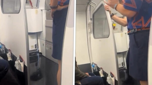 Passagier filmt hoe hevige regen recht door plafond van vliegtuig sijpelt