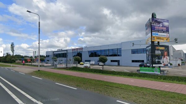 Vrouw met hoofddoek vast in kart in Poeldijk: traumahelikopter ingezet