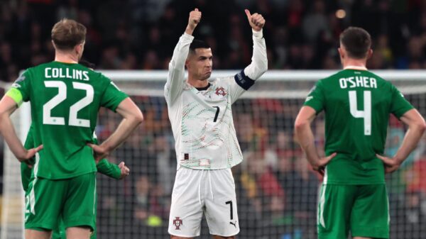 Cristiano Ronaldo krijgt rood na 'elleboogstoot' in duel met Ierland
