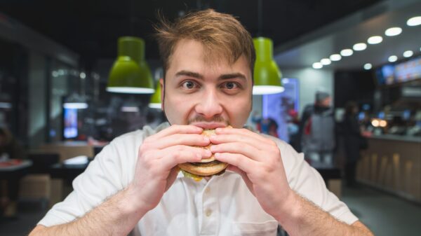 22-jarige Griek vecht voor zijn leven na inslikken van hele hamburger