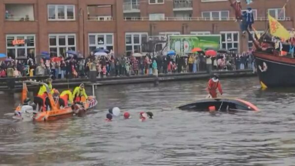 Sinterklaasboot vol met Zwarte Pieten zinkt naar de bodem in Gouda