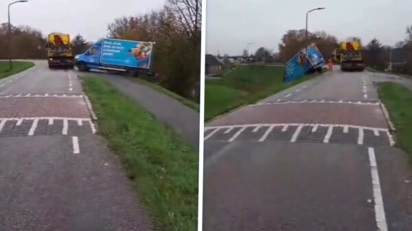 Albert Heijn-bezorger in Werkendam rijdt bezorgbus twee keer van een dijk