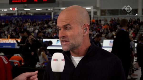 Oeps: Schaatster trekt bij het omkleden iets meer dan alleen haar pak uit