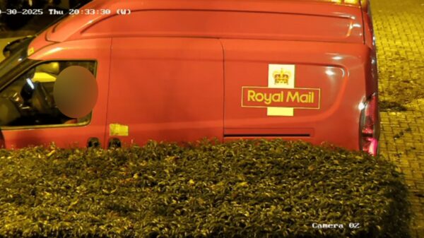 Britse bezorger steekt crackpijp op in postbus, wordt betrapt door deurbelcamera