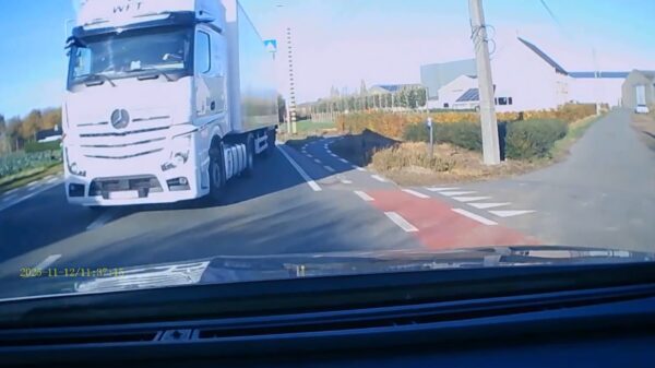 Professionele chauffeur heeft haast en beukt 'm er lekker voor langs