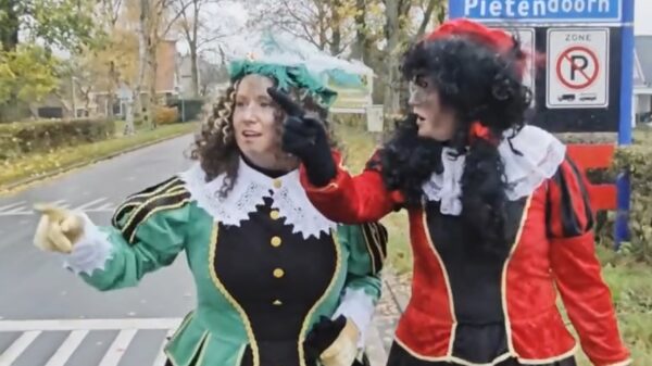 Roetveegpieten Hellendoorn afgefakkeld op Facebook: "chloorpieten"