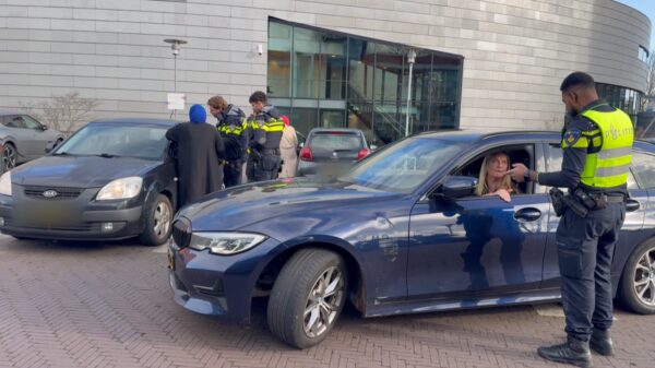 Heftig incident bij rechtszaak broer S10: Moeder belaagd na zitting