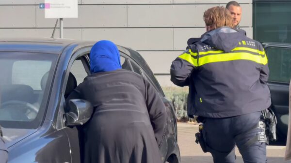 Heftig incident bij rechtszaak broer S10: Moeder belaagd na zitting