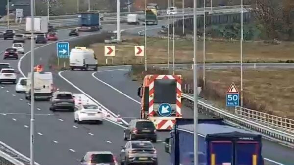 Bestelbusheld scheurt langs afzetting en rijdt aannemer bijna omver