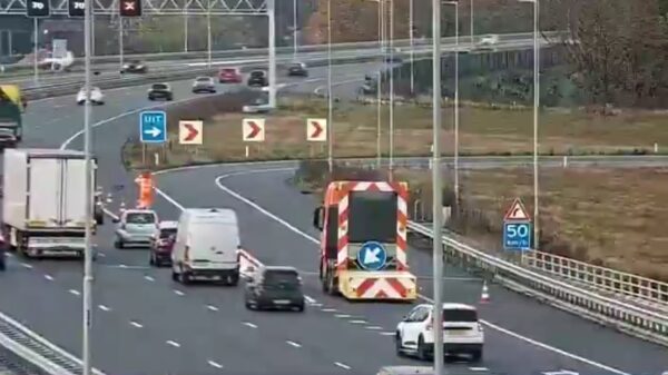 Bestelbusheld scheurt langs afzetting en rijdt aannemer bijna omver