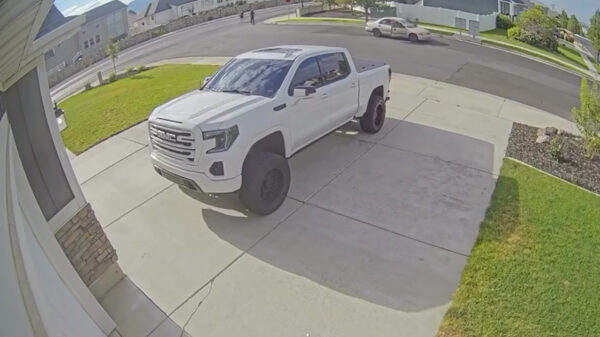 Pechvogel verliest zijn vriendin én auto als hij bocht te scherp neemt