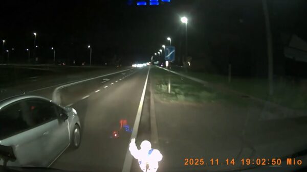 Bestelwagenchauffeur is klaar met bloedirritante automobilist en neemt wraak