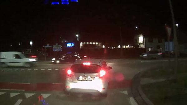 Bestelwagenchauffeur is klaar met bloedirritante automobilist en neemt wraak