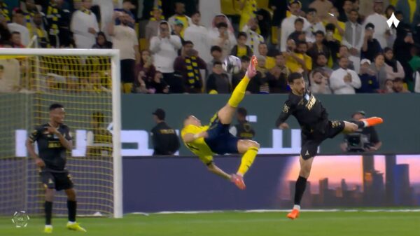 Ronaldo scoort op z'n veertigste met briljante omhaal voor Al Nassr