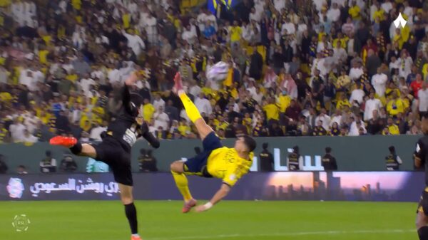 Ronaldo scoort op z'n veertigste met briljante omhaal voor Al Nassr