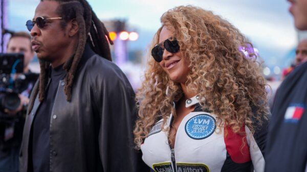 Beyoncé laat monden openvallen met pikante outfit tijdens F1-race