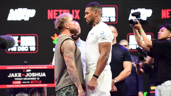 Staredown Anthony Joshua en Jake Paul: "Ik ga zijn gezicht breken"