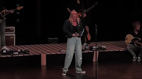 Miss Montreal staakt optreden om bodystocking uit d'r foef te halen