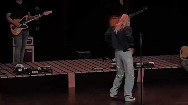 Miss Montreal staakt optreden om bodystocking uit d'r foef te halen