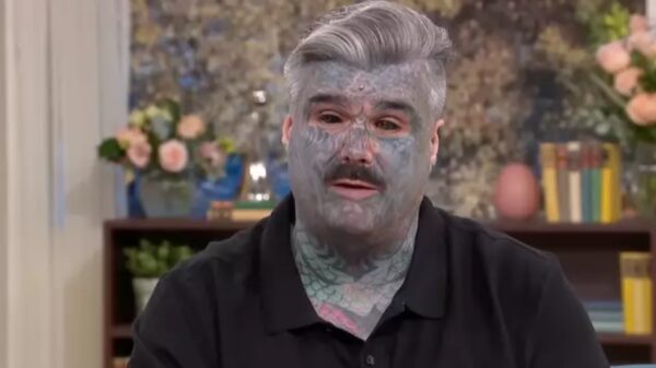 Britse man laat oogballen tatoeëren en noemt zichzelf 'Body Art'