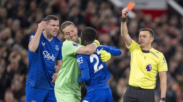 Bizar: Everton-middenvelder beukt eigen ploeggenoot en krijgt rood