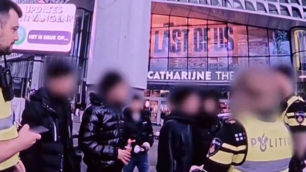 PVV woest na beelden van terugtrekkende agenten in Bureau Utrecht