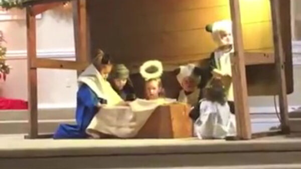 Maria krijgt het in dit kerstspel met een engel aan de stok