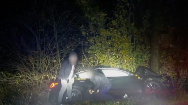 20-jarige idioot in Tesla crasht met 200 km/u na achtervolging bij Beuningen
