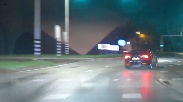 20-jarige idioot in Tesla crasht met 200 km/u na achtervolging bij Beuningen