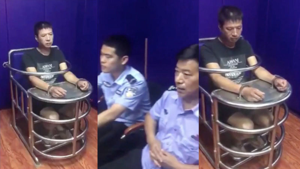 Bizar: Chinese man in menselijke kooi ondervraagd vanwege chat-uitspraken over de politie