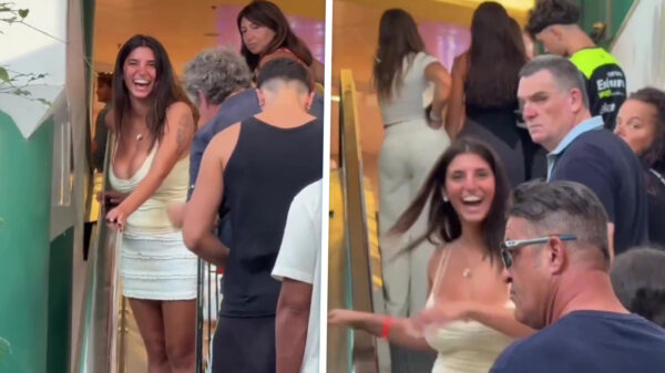 Jongedame met extra bagage wurmt zich tegen de stroom van de roltrap