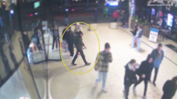 Man breekt kaak van voorbijganger bij station Amsterdam Centraal