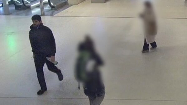 Man breekt kaak van voorbijganger bij station Amsterdam Centraal