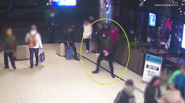Man breekt kaak van voorbijganger bij station Amsterdam Centraal