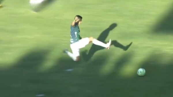 Verdediger sloopt oud-teamgenoten met schandalige kungfu-tackle