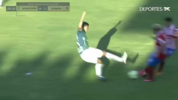 Verdediger sloopt oud-teamgenoten met schandalige kungfu-tackle