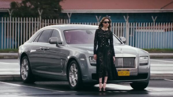 Trailer: Glen Powell jaagt op zijn familie in How To Make A Killing