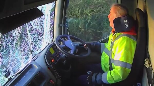 Laagstaande zon en beslagen voorruit zorgen voor harde kettingbotsing