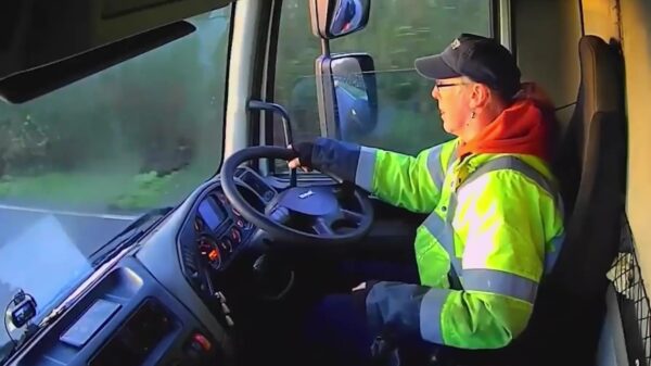 Laagstaande zon en beslagen voorruit zorgen voor harde kettingbotsing